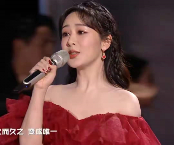 湖南跨年晚會破防了!楊冪拋吻,楊紫秀肩,都不敵吳昕的一個擁抱 湖南跨年晚會破防了!楊冪拋吻,楊紫秀肩,都不敵吳昕的一個擁抱