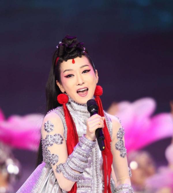 央視中秋晚會上的5大藝術家,個個實力超群,狂甩流量明星幾條街 央視中秋晚會上的5大藝術家,個個實力超群,狂甩流量明星幾條街