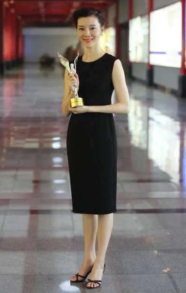 &OpenCurlyDoubleQuote;鐵梅奶奶&rdquo;車毅孫女車曉：端莊典雅溫婉大方（一張與母親合影）