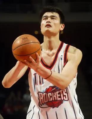 老詹加入騎士第一年多贏了18場，喬丹11場，KD為負數，鄧肯誇張