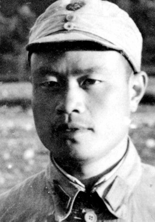 西南軍區的副參謀長，40歲授少將，女兒嫁給大將之子，女婿是中將