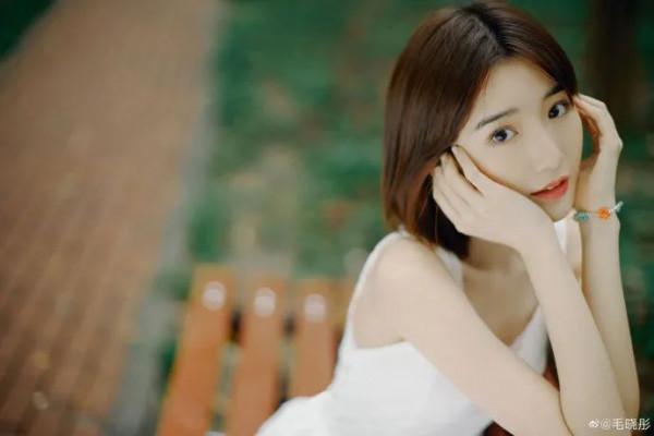 毛曉彤穿白裙恍如國民初戀美呆了！雪膚玉貌太清麗脫俗