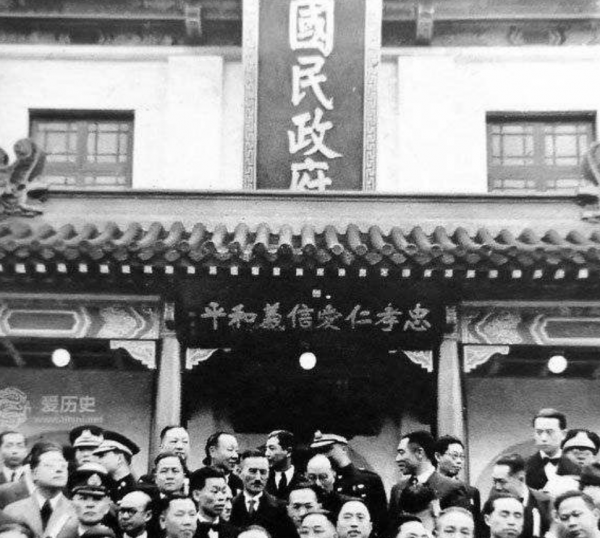 1944年汪精衛在日本去世，兩年後陵墓被炸，士兵意外發現神秘字條