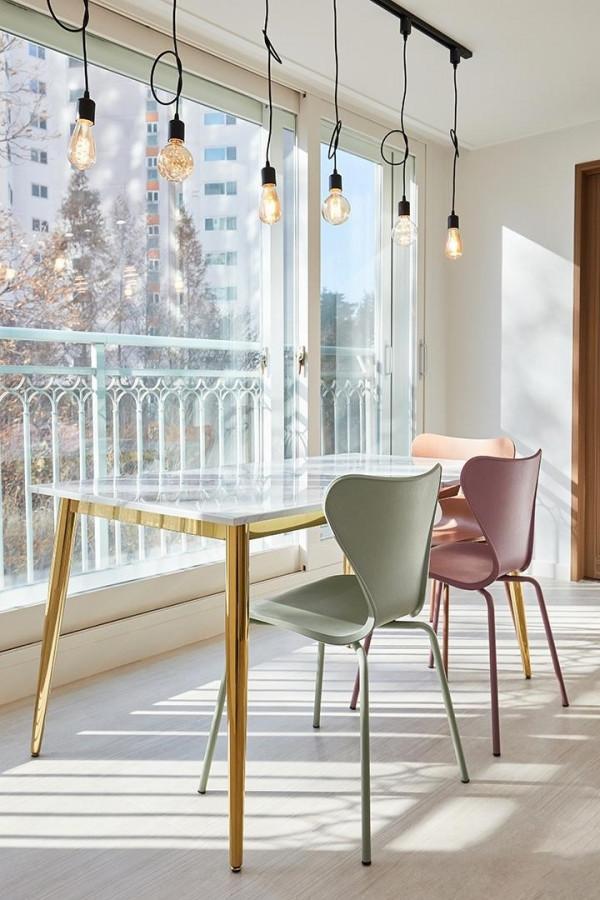 封陽臺，我最看重這種做法：整面裝推拉移門，通風采光都好了不少