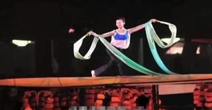 一秒之差從奧運舞臺摔落，終身殘疾，張藝謀愧疚一生的女人還好嗎