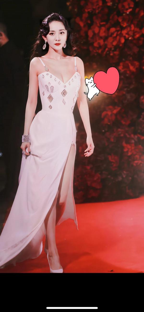 六大女星紅毯比美,熱巴、娜扎、劉亦菲、楊冪,你更吃誰的顏? 六大女星紅毯比美,熱巴、娜扎、劉亦菲、楊冪,你更吃誰的顏?