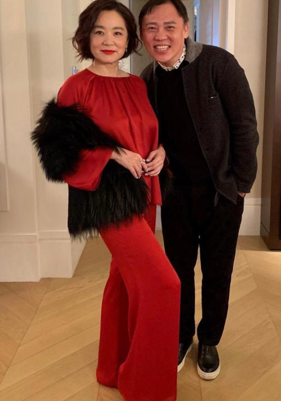 66歲林青霞真是優雅到骨子裡,紅色套裝配黑皮草,高階不說還貴氣 66歲林青霞真是優雅到骨子裡,紅色套裝配黑皮草,高階不說還貴氣