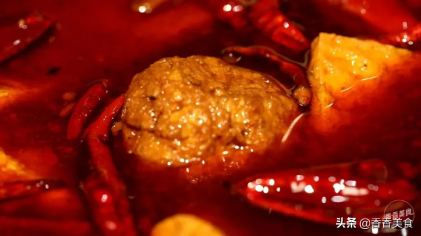 一碗麵要十種小料配，難怪有吃貨說吃起來巴適得很