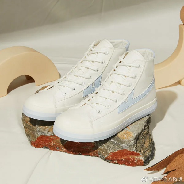 楊冪又帶火了“回力鞋+裙子”！巨美巨顯腿細，絕了