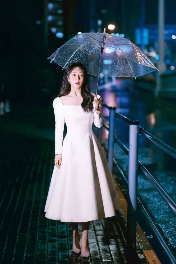 楊紫就該多穿穿裙子！一襲白色方領裙優雅高貴，太適合她了