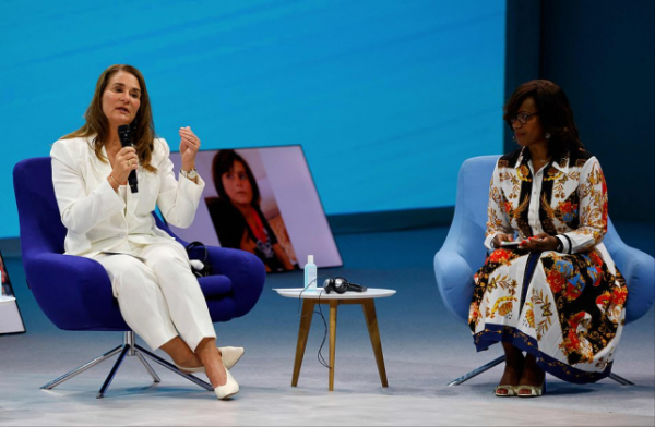 蓋茨前妻在8億豪宅中開派對！波點裙造型真美，女兒白裙造型好仙