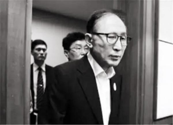 韓國前總統李明博入獄後的生活:住13平米單間,喝豆腐湯 韓國前總統李明博入獄後的生活:住13平米單間,喝豆腐湯