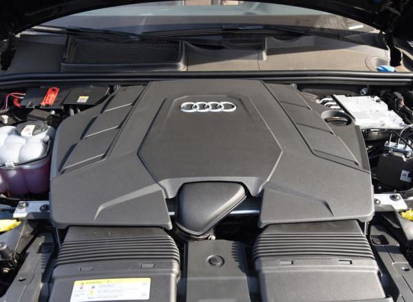 差價僅3.3萬，奧迪Q7 2.0T高配和3.0T低配，該怎麼選？