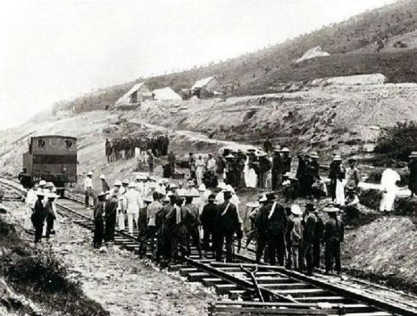 93年廣九鐵路廣告奇異事件,只有七個人的廣告卻多出了兩個人? 93年廣九鐵路廣告奇異事件,只有七個人的廣告卻多出了兩個人?