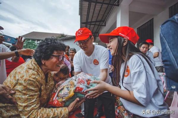 10歲精通5國語言！柬埔寨甜美混血小公主五官好夢幻，能歌善舞