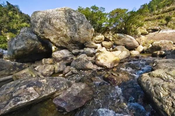 浙江一農民蓋豬圈，上山開採石料，結果一鎬下去刨出107件國寶