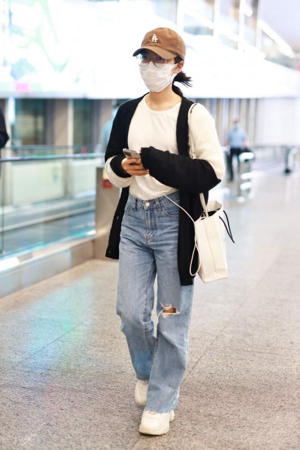 趙今麥個性穿搭,拼色開衫配破洞牛仔褲,簡約有活力,吸引力十足 趙今麥個性穿搭,拼色開衫配破洞牛仔褲,簡約有活力,吸引力十足