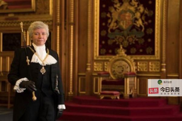 英國議會的繁文縟節：下議員聽女王演講得去請，禮賓官要吃閉門羹