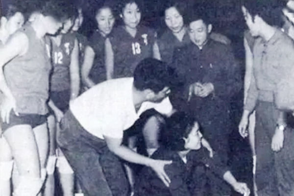 1965年,周總理邀請一位日本人訪華,從此改變了中國女排的命運 1965年,周總理邀請一位日本人訪華,從此改變了中國女排的命運