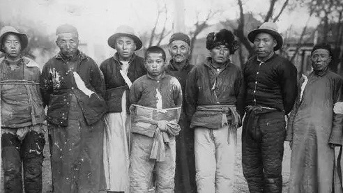 一位老農去北京，在博物館裡蹲地大哭：這是我的！真實身份暴露