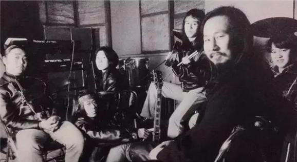 喝酒敗盡家產，35歲離婚，50歲老年喪女的騰格爾後悔了嗎？