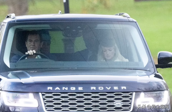 95歲的英國女王參加了她的兩個曾孫的洗禮，哈里王子前女友也來了