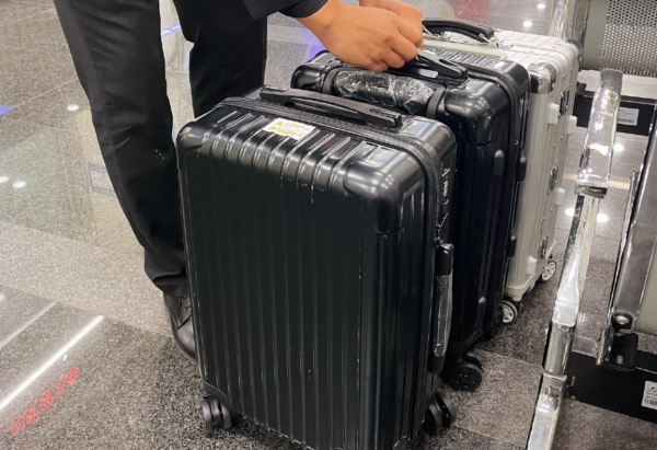 上海銀行被怒斥狠批！百萬粉絲大V取現500萬後，滿滿裝三大箱搬走