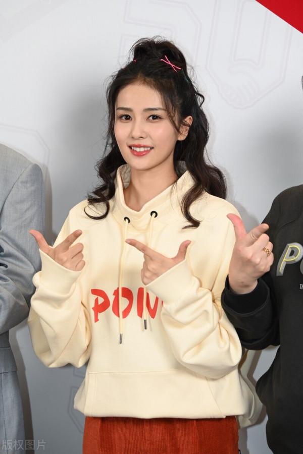 白鹿穿運動裝亮相為品牌店剪綵,扎高馬尾青春有活力 白鹿穿運動裝亮相為品牌店剪綵,扎高馬尾青春有活力