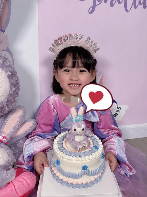 女兒5歲生日劉洲成毫無表示，墨墨慶生cos星黛露，可愛乖巧