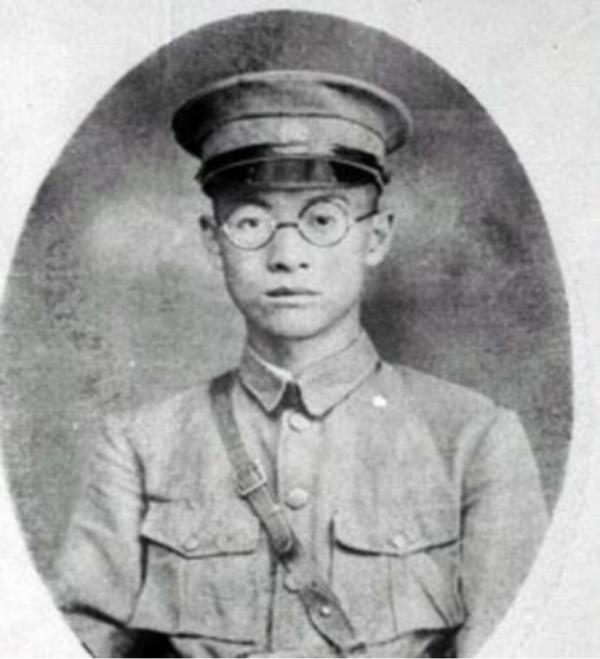 15歲男孩到延安後，朱德等人都來看望，周恩來：你可知父親是誰？