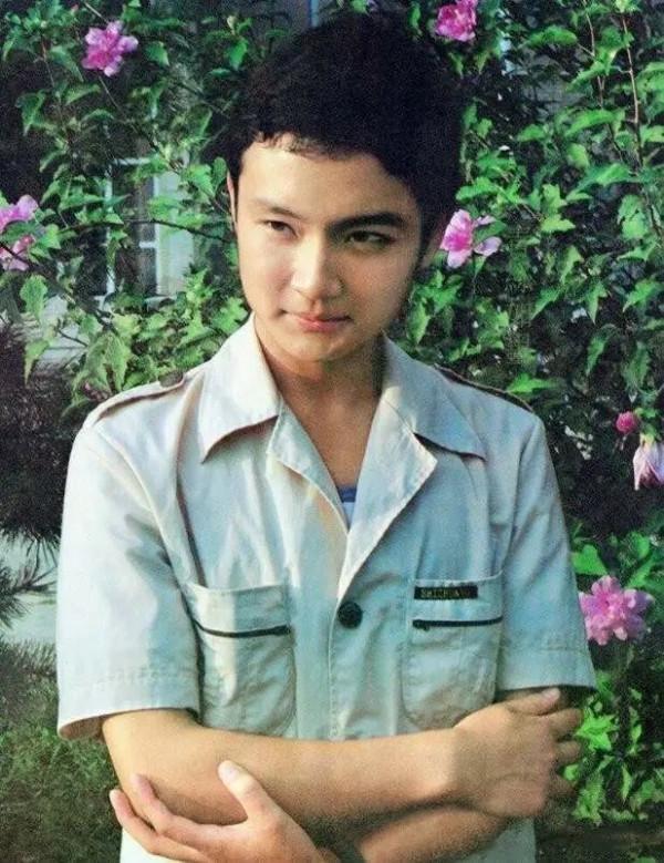 歐陽奮強：23歲飾演賈寶玉爆紅，27歲娶初戀，兒子早逝內心鈍痛