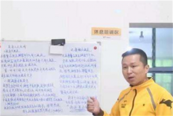 姚志剛:辭去銀行行長自主創業,虧損230萬後卻因送外賣走紅 姚志剛:辭去銀行行長自主創業,虧損230萬後卻因送外賣走紅