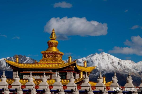 今年的川西雪,比往年來得更早一些。在追逐彩林時,再多行一程 今年的川西雪,比往年來得更早一些。在追逐彩林時,再多行一程