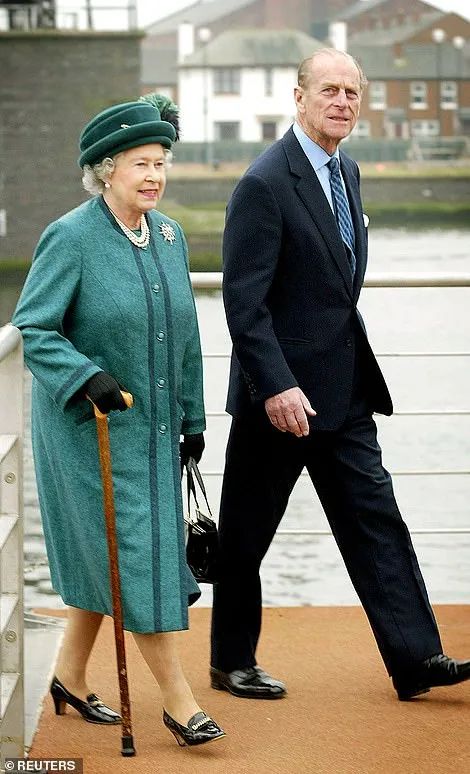 歲月不饒人,17年來英國女王第一次在王室活動中用了柺杖…… 歲月不饒人,17年來英國女王第一次在王室活動中用了柺杖……