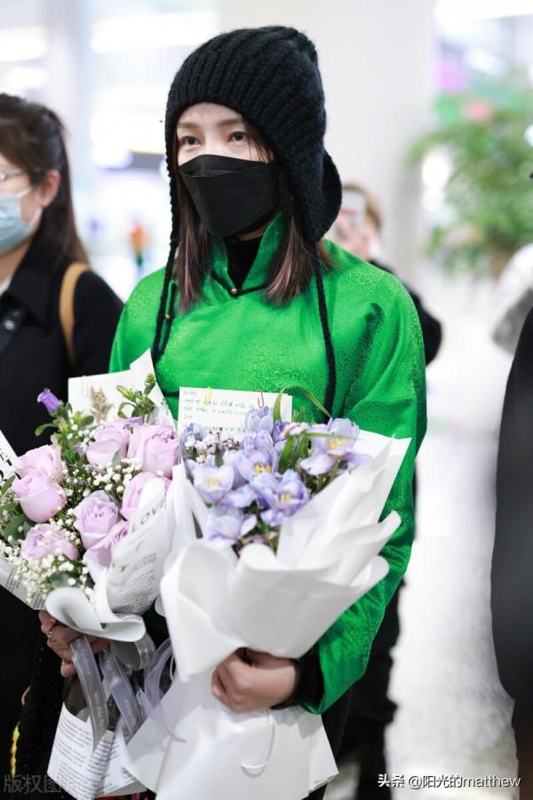 街拍：孟佳戴冷帽搭綠色上衣自信國風大氣漂亮