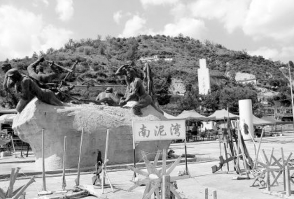 毛主席去南泥灣視察，王震請客吃燒雞，飯後主席悄悄將雞架塞兜裡