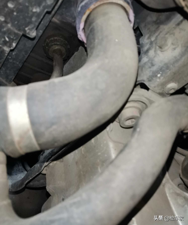 5萬買臺賓士E級,外表光鮮亮麗內飾破敗不堪,網友:就怕養不起 5萬買臺賓士E級,外表光鮮亮麗內飾破敗不堪,網友:就怕養不起