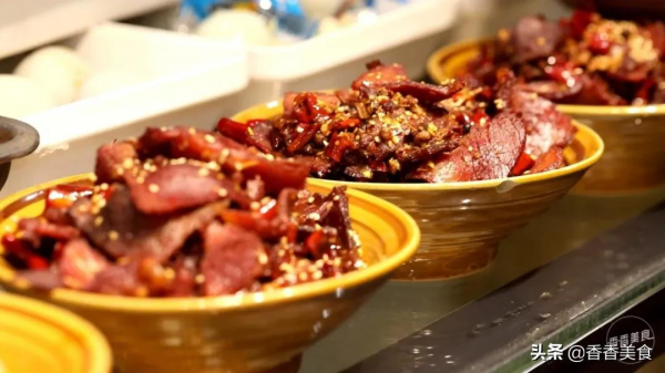 一碗麵要十種小料配，難怪有吃貨說吃起來巴適得很