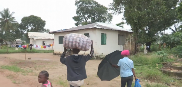 沒見過這麼窮的國家,買雙拖鞋還要分期,一下雨半個國家都癱瘓 沒見過這麼窮的國家,買雙拖鞋還要分期,一下雨半個國家都癱瘓