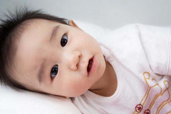 寶寶睡醒後到底要不要立刻去抱他