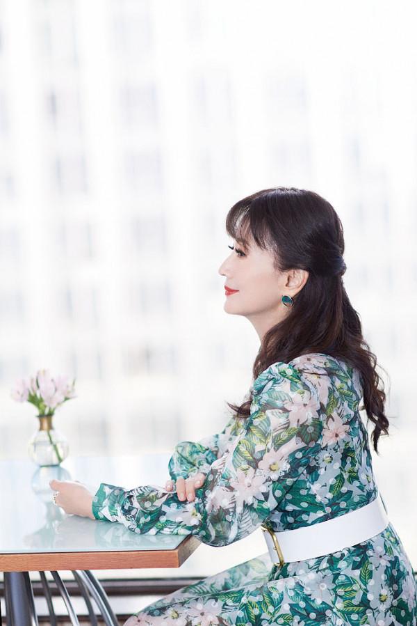 趙雅芝安靜品味下午茶氣質優雅 窗邊端坐大方端莊美麗依舊