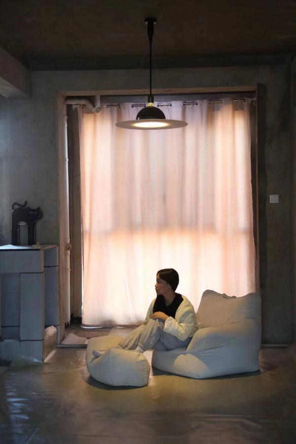 住進毛坯房的年輕人：屋內灰土掉渣漏雨，父母減少催婚次數