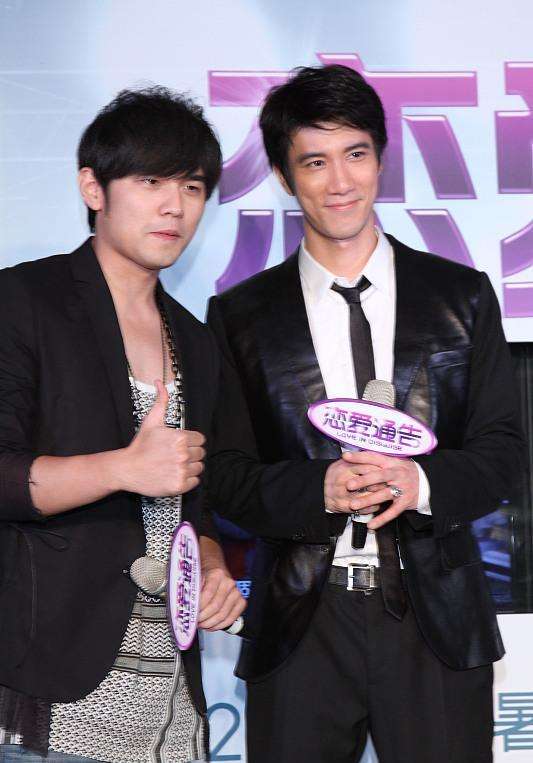 亞洲天王周杰倫王力宏的親密合照，你聽過他們現場演唱對方歌曲嗎