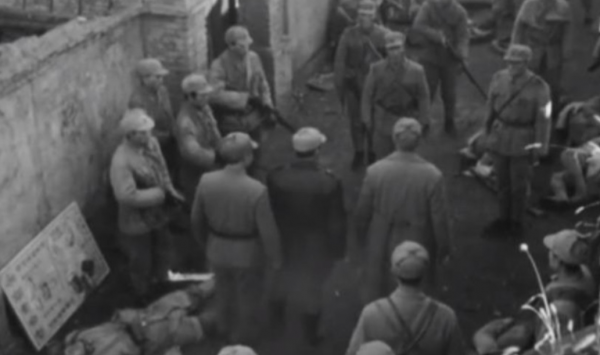 湖南一15歲新兵擅自開炮，被連長呵斥關禁閉，團長忙攔：記二等功