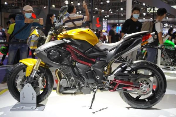 摩博會 | QJMOTOR 閃300S售價23999元,逸550售價33999元 摩博會 | QJMOTOR 閃300S售價23999元,逸550售價33999元