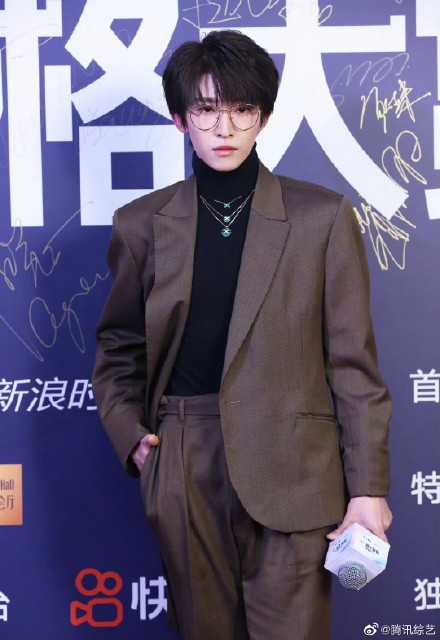 #劉宇紅毯主持# 棕色西裝搭配金絲邊眼鏡,帥氣滿分 #劉宇紅毯主持# 棕色西裝搭配金絲邊眼鏡,帥氣滿分