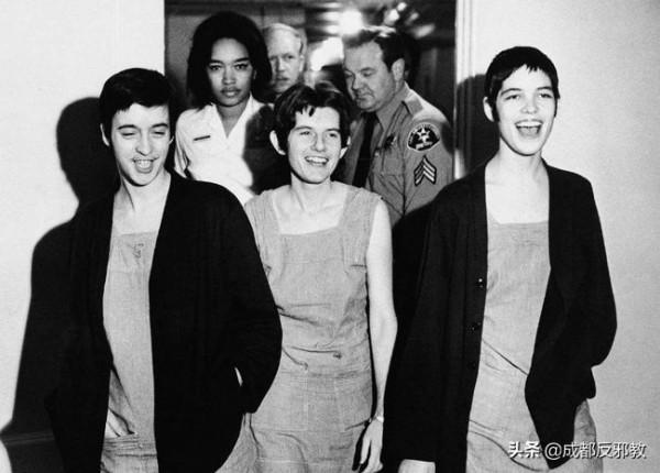 美國邪教頭目曼森,洗腦女教徒犯下滅門案,79歲還被26歲姑娘求婚 美國邪教頭目曼森,洗腦女教徒犯下滅門案,79歲還被26歲姑娘求婚