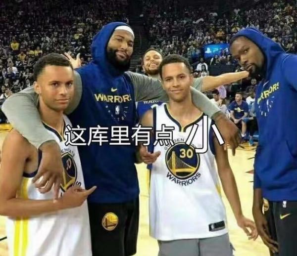 路人撞臉NBA球星:湖人賽場出現2個詹姆斯,東契奇球迷逗笑本尊 路人撞臉NBA球星:湖人賽場出現2個詹姆斯,東契奇球迷逗笑本尊