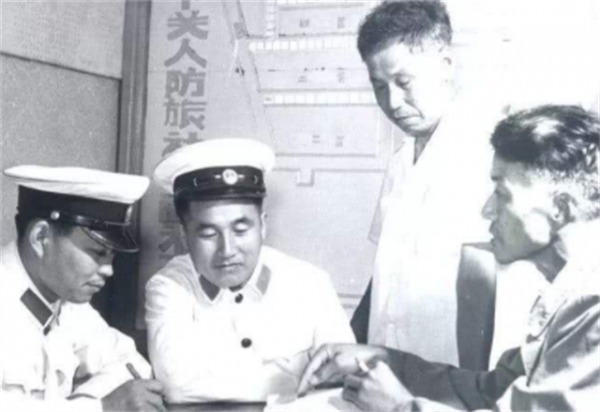 越南懸賞3萬,民兵英雄細想:怎知我身份?後發現有越南上門女婿 越南懸賞3萬,民兵英雄細想:怎知我身份?後發現有越南上門女婿