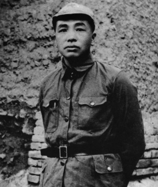 38軍直插三所裡，被20多架美機發現，副師長果斷命令：公開前進